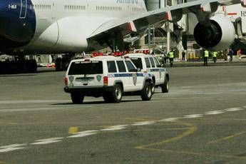 Passeggeri in quarantena su volo Dubai-New York Passeggeri in quarantena su volo Dubai-New York