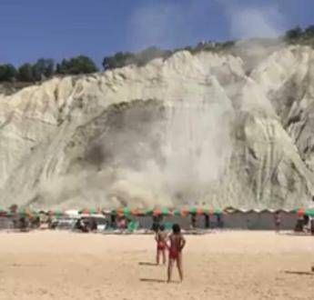 Costone roccioso crolla in spiaggia, paura tra i bagnanti Costone roccioso crolla in spiaggia, paura tra i bagnanti