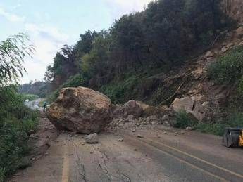 Frana tra Cerveteri e Bracciano: massi sulla provinciale Frana tra Cerveteri e Bracciano: massi sulla provinciale