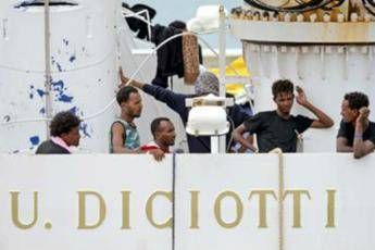 Roma, prelevati 16 migranti: Cercano quelli della Diciotti Roma, prelevati 16 migranti: Cercano quelli della Diciotti