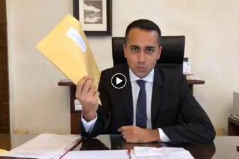 Di Maio apre busta in diretta FB: Non è della procura... Di Maio apre busta in diretta FB: Non è della procura...