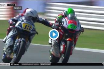 Follia in pista, gli tira la leva del freno a 200 all'ora Follia in pista, gli tira la leva del freno a 200 all'ora
