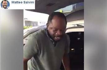 Italiani non sono razzisti, l'immigrato che conquista Salvini Italiani non sono razzisti, l'immigrato che conquista Salvini