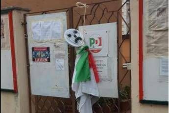 Fantoccio impiccato su sede Pd a Roma Fantoccio impiccato su sede Pd a Roma
