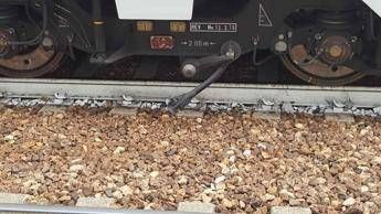 Si stacca un pezzo, protestano ma il treno prosegue per 10 fermate Si stacca un pezzo, protestano ma il treno prosegue per 10 fermate