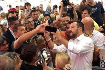 Salvini alla festa leghista: Taser anche ai vigili Salvini alla festa leghista: Taser anche ai vigili