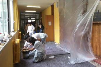Via la giacca, impiegati Whirlpool ridipingono scuola a Milano Via la giacca, impiegati Whirlpool ridipingono scuola a Milano