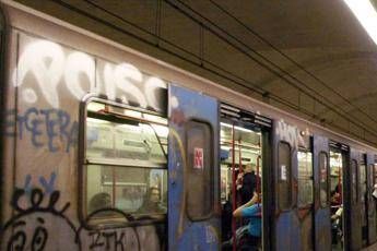 Follia a Roma, rapper 'occupa' cabina metro B Follia a Roma, rapper 'occupa' cabina metro B