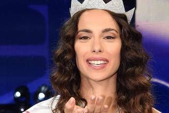 Spuntano foto osè, corona a rischio per nuova Miss Italia Spuntano foto osè, corona a rischio per nuova Miss Italia