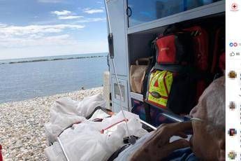 Il mare, per l'ultima volta: e l'ambulanza si ferma in spiaggia Il mare, per l'ultima volta: e l'ambulanza si ferma in spiaggia