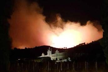 Inferno sul Monte Serra, 500 sfollati Inferno sul Monte Serra, 500 sfollati
