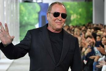 Chi è Michael Kors, lo stilista che si è preso Versace Chi è Michael Kors, lo stilista che si è preso Versace