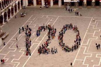 Sabato in piazza per la frase più lunga del mondo Sabato in piazza per la frase più lunga del mondo