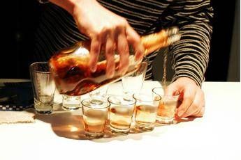 Bevono liquore fatto in casa, 11 morti in Iran Bevono liquore fatto in casa, 11 morti in Iran