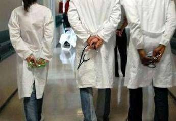 In corsia mancano i medici, l'ospedale non tira più In corsia mancano i medici, l'ospedale non tira più