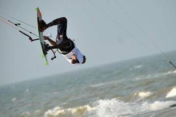 Kitesurfer risucchiato da elicottero a Ladispoli Kitesurfer risucchiato da elicottero a Ladispoli