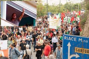 Migliaia a Riace per Mimmo Lucano Migliaia a Riace per Mimmo Lucano