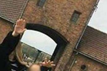 Saluto romano ad Auschwitz, foto choc Saluto romano ad Auschwitz, foto choc