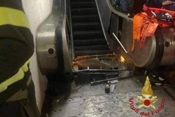 Roma, cede scala mobile metro: feriti gravi Il momento del crollo Roma, cede scala mobile metro: feriti gravi Il momento del crollo