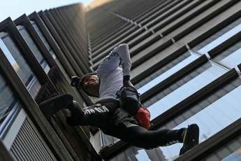 'Spiderman' scala grattacielo a Londra 'Spiderman' scala grattacielo a Londra