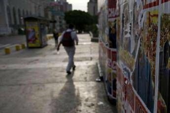 Partorisce in strada a Caracas, non aveva soldi per ospedale Partorisce in strada a Caracas, non aveva soldi per ospedale
