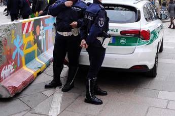 Milano, travolge due motociclisti e fugge Milano, travolge due motociclisti e fugge