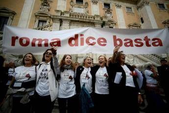 'Roma dice basta', migliaia in piazza contro il degrado 'Roma dice basta', migliaia in piazza contro il degrado