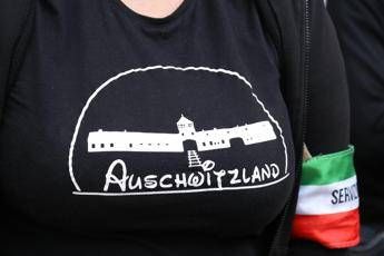 Auschwitzland, la t-shirt fascista diventa un caso Auschwitzland, la t-shirt fascista diventa un caso