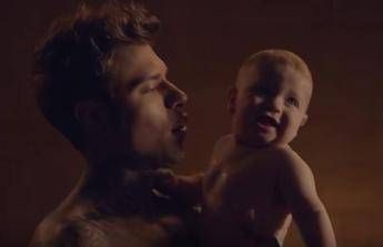 Fedez, il brano per Leone è primo ovunque Fedez, il brano per Leone è primo ovunque