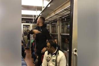 Razzismo sul treno a Napoli, post choc contro passeggera Razzismo sul treno a Napoli, post choc contro passeggera