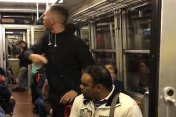 Razzismo sulla Circumvesuviana, signora si ribella Razzismo sulla Circumvesuviana, signora si ribella