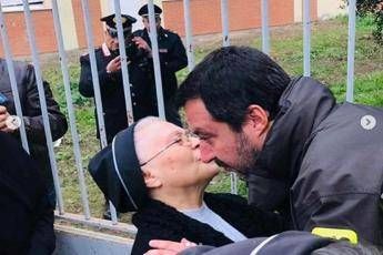 Altro che foto, vai a lavorare, rabbia su Salvini Altro che foto, vai a lavorare, rabbia su Salvini