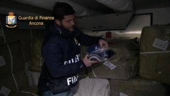 Ancona, Gdf sequestra oltre 120mila articoli contraffatti provenienti dalla Bulgaria Ancona, Gdf sequestra oltre 120mila articoli contraffatti provenienti dalla Bulgaria