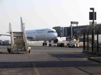 Paura a Caselle, a fuoco il motore di un aereo Air France Paura a Caselle, a fuoco il motore di un aereo Air France