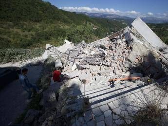 Terremoto, si scava ancora: 250 morti. Renzi: Primi 50 milioni e tasse bloccate /Video - Foto 1 - 2 - 3 -4 Terremoto, si scava ancora: 250 morti. Renzi: Primi 50 milioni e tasse bloccate /Video - Foto 1 - 2 - 3 -4