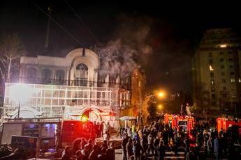 Teheran condanna l'attacco all'ambasciata saudita. L'ayatollah Khamenei: Vendetta divina Foto/ Video Teheran condanna l'attacco all'ambasciata saudita. L'ayatollah Khamenei: Vendetta divina Foto/ Video