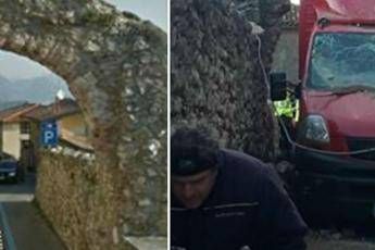 Il furgoncino non ci passa, autista distrugge arco del Quattrocento Il furgoncino non ci passa, autista distrugge arco del Quattrocento