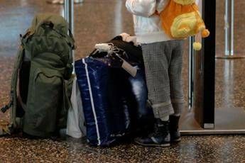 Droga, bimba usata come corriere: 2 chili di coca nei suoi bagagli Droga, bimba usata come corriere: 2 chili di coca nei suoi bagagli