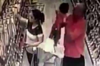 Texas, tenta di rapire bambina al supermercato /Video Texas, tenta di rapire bambina al supermercato /Video