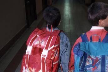 Zainetti pesanti e postura sbagliata, mal di schiena in aumento tra bimbi e teenager Zainetti pesanti e postura sbagliata, mal di schiena in aumento tra bimbi e teenager