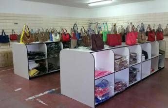 Firenze, sequestrate 4mila borse contraffatte nascoste in un deposito Firenze, sequestrate 4mila borse contraffatte nascoste in un deposito
