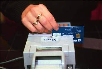 Scanner 'acchiappa-soldi' e carte di credito svuotate in metro: la foto è virale ma è una bufala Scanner 'acchiappa-soldi' e carte di credito svuotate in metro: la foto è virale ma è una bufala