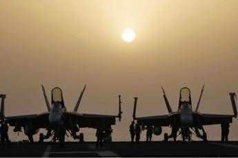 Tensione nei cieli, caccia cinesi intercettano aereo Usa Tensione nei cieli, caccia cinesi intercettano aereo Usa