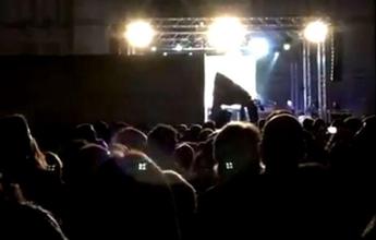 Paura a concerto Nomadi, camion passa tra palco e fan: Abbiamo pensato a Nizza /Video