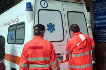 Maltempo, cade palo della luce: 17enne ferito a Napoli Maltempo, cade palo della luce: 17enne ferito a Napoli