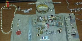 Roma, sorpreso su scooter con borsa piena di brillanti: a casa aveva tre l'ingotti d'oro Roma, sorpreso su scooter con borsa piena di brillanti: a casa aveva tre l'ingotti d'oro