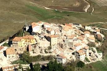 Crolli e danni, Castelluccio di Norcia paese fantasma /Foto Crolli e danni, Castelluccio di Norcia paese fantasma /Foto