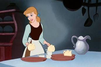 Francia, stop a Cappuccetto Rosso e Cenerentola: sono sessiste Francia, stop a Cappuccetto Rosso e Cenerentola: sono sessiste