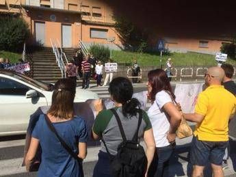Roma, presa a sprangate da immigrato: i residenti di Casale San Nicola protestano in strada /Video Roma, presa a sprangate da immigrato: i residenti di Casale San Nicola protestano in strada /Video