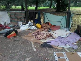 A Milano sgomberato accampamento abusivo nei giardini 'Montanelli' A Milano sgomberato accampamento abusivo nei giardini 'Montanelli'